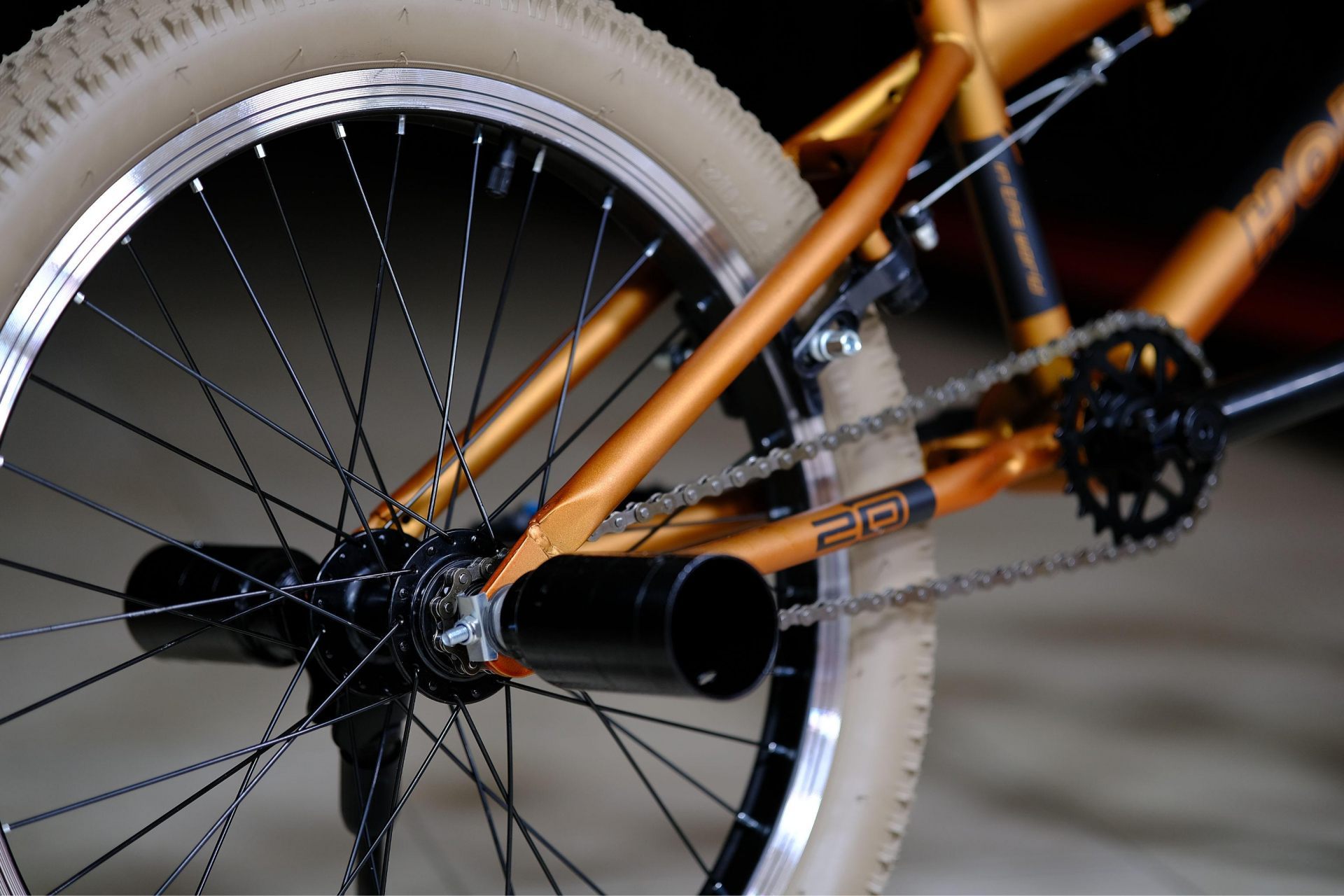 Обод 20 ALLOY п-образный, втулки сталь на промах гайки 14 ось задняя и 10 передняя
 HOKE BMX Step L2 матовый золотой